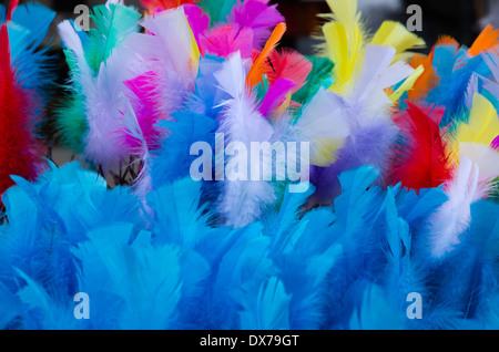 Weiche und farbenfrohe Ostern Federn in blau Stockfoto