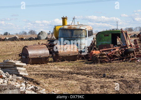 rosten Landmaschinen in einem Bauernhof-Feld Stockfoto