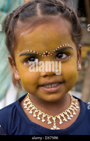 Asien, Indien, Tamil Nadu, Vellore, Porträt eines indischen Mädchen mit traditionellen Malerei Stockfoto