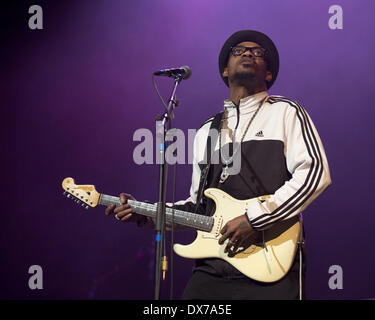 16. März 2014 - Milwaukee, Wisconsin, USA - ERIC GALES führt live während der Erfahrung Hendrix-Konzert am Riverside Theater in Milwaukee, Wisconsin (Credit-Bild: © Daniel DeSlover/ZUMAPRESS.com) Stockfoto