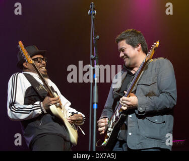 16. März 2014 - Milwaukee, Wisconsin, USA - ERIC GALES (L) und MATO NANJI Leben führen, während die Erfahrung Hendrix-Konzert am Riverside Theater in Milwaukee, Wisconsin (Credit-Bild: © Daniel DeSlover/ZUMAPRESS.com) Stockfoto