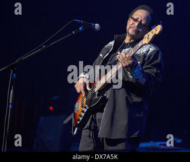 16. März 2014 - Milwaukee, Wisconsin, USA - Bassist BILLY COX von Band of Gypsies, tritt während der Erfahrung Hendrix-Konzert am Riverside Theater in Milwaukee, Wisconsin (Credit-Bild: © Daniel DeSlover/ZUMAPRESS.com) Stockfoto