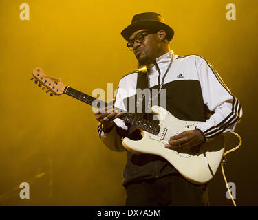 16. März 2014 - Milwaukee, Wisconsin, USA - ERIC GALES führt live während der Erfahrung Hendrix-Konzert am Riverside Theater in Milwaukee, Wisconsin (Credit-Bild: © Daniel DeSlover/ZUMAPRESS.com) Stockfoto