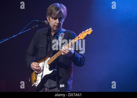 16. März 2014 - Milwaukee, Wisconsin, USA - Gitarrist ERIC JOHNSON tritt während der Erfahrung Hendrix-Konzert am Riverside Theater in Milwaukee, Wisconsin (Credit-Bild: © Daniel DeSlover/ZUMAPRESS.com) Stockfoto