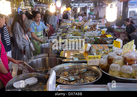 Gekochtes Essensstände auf oder Tor Kor Markt Bangkok Stockfoto