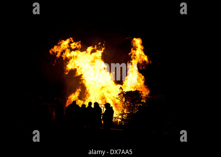 Riesige Feuer entzündet am Ende das jährliche Feuerwerk 2010 auf Faringdon, Oxfordshire Stockfoto