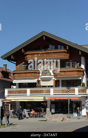 Haus mit Schnitzerei in Oberstdorf, Allgäu, Bayern, Deutschland Stockfoto