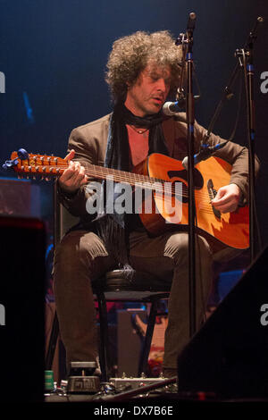 Milwaukee, Wisconsin, USA. 16. März 2014. DOYLE BRAMHALL II tritt während der Erfahrung Hendrix-Konzert am Riverside Theater in Milwaukee, Wisconsin © Daniel DeSlover/ZUMAPRESS.com/Alamy Live-Nachrichten Stockfoto