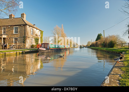 Schmale Boot am Grand Union Canal bei Stoke Bruerne Northamptonshire Stockfoto