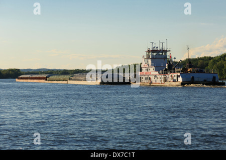 Am Mississippi River im Wabasha, MN geschoben Korn Lastkähne stromaufwärts. Stockfoto