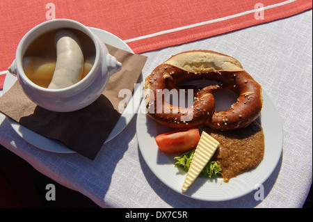 Leichte Mahlzeit mit Brezel und bayerische Wurst, Allgäu, Bayern, Deutschland Stockfoto