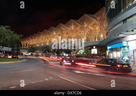 Nachtansicht des Haupteingangs zum Bahnhof Oriente, Lissabon, Portugal. Stockfoto