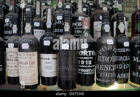 Fenster von teuren Flaschen des Hafens in Caso Macario Port & Vinothek, Rua Augusta 272/274, Baixa, Lissabon, Portugal. Stockfoto