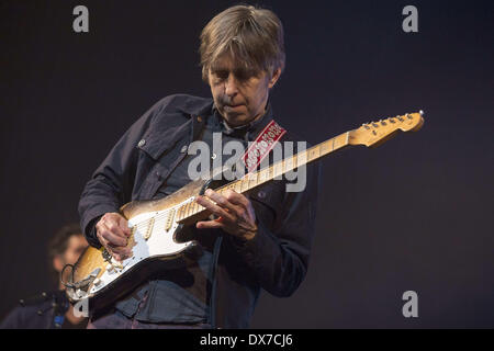 Milwaukee, Wisconsin, USA. 16. März 2014. Gitarrist ERIC JOHNSON tritt während der Erfahrung Hendrix-Konzert am Riverside Theater in Milwaukee, Wisconsin © Daniel DeSlover/ZUMAPRESS.com/Alamy Live-Nachrichten Stockfoto