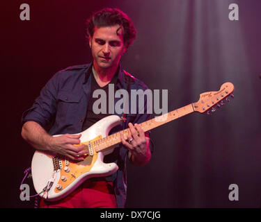 Milwaukee, Wisconsin, USA. 16. März 2014. DWEEZIL ZAPPA tritt während der Erfahrung Hendrix-Konzert am Riverside Theater in Milwaukee, Wisconsin © Daniel DeSlover/ZUMAPRESS.com/Alamy Live-Nachrichten Stockfoto
