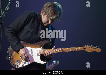 Milwaukee, Wisconsin, USA. 16. März 2014. Gitarrist ERIC JOHNSON tritt während der Erfahrung Hendrix-Konzert am Riverside Theater in Milwaukee, Wisconsin © Daniel DeSlover/ZUMAPRESS.com/Alamy Live-Nachrichten Stockfoto