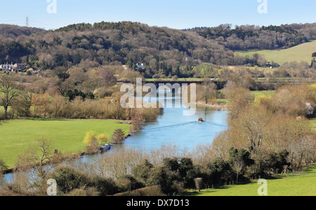 Eisenbahnbrücke über den Fluss Themse in England in der Nähe von aufspiessen und Streatley Stockfoto