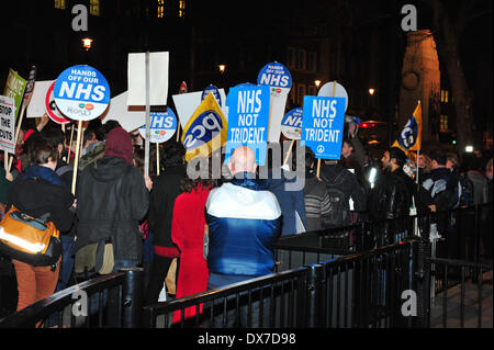 London, UK. 19. März 2014. Rund 50 Demonstranten inszeniert, wie sie es nannten, den Völkern Haushalt gegenüber Downing St in London. Bildnachweis: Graham Mitchell/Alamy Live News Stockfoto