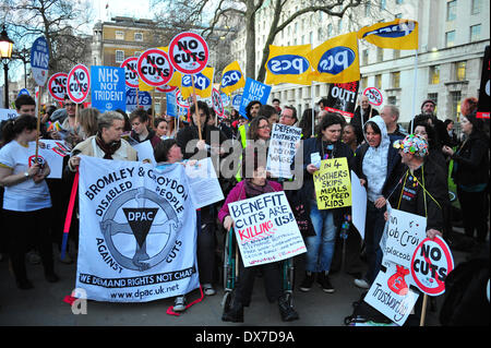 London, UK. 19. März 2014. Rund 50 Demonstranten inszeniert, wie sie es nannten, den Völkern Haushalt gegenüber Downing St in London. Bildnachweis: Graham Mitchell/Alamy Live News Stockfoto