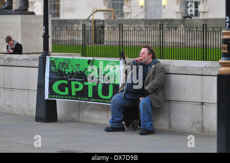 London, UK. 19. März 2014. Rund 50 Demonstranten inszeniert, wie sie es nannten, den Völkern Haushalt gegenüber Downing St in London. Bildnachweis: Graham Mitchell/Alamy Live News Stockfoto