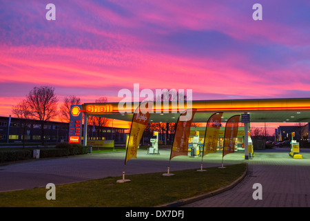 Shell Tankstelle mit Nachleuchten sky in den Niederlanden Stockfoto