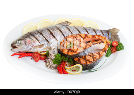 Gegrillte Forelle und Lachs Steak mit Gemüse und Austern. Stockfoto