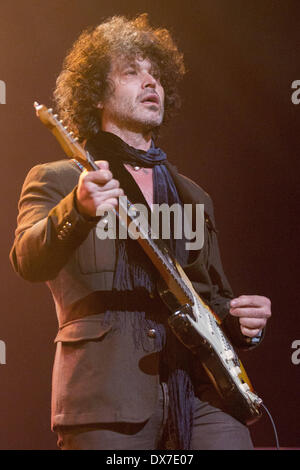 Milwaukee, Wisconsin, USA. 16. März 2014. DOYLE BRAMHALL II tritt während der Erfahrung Hendrix-Konzert am Riverside Theater in Milwaukee, Wisconsin © Daniel DeSlover/ZUMAPRESS.com/Alamy Live-Nachrichten Stockfoto