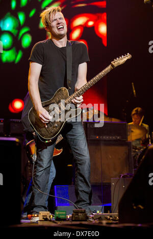 Milwaukee, Wisconsin, USA. 16. März 2014. Musiker JONNY LANG tritt während der Erfahrung Hendrix-Konzert am Riverside Theater in Milwaukee, Wisconsin © Daniel DeSlover/ZUMAPRESS.com/Alamy Live-Nachrichten Stockfoto