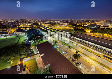 Eunos Gehäuse Bezirk MRT-Bahnhof in Singapur während der frühen Morgenstunde Dawn Blue Stockfoto