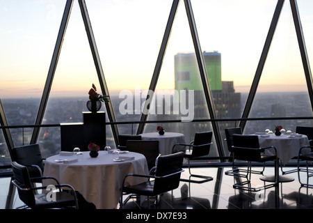 Innenraum des Searcys Restaurant & unterhaltsamen Raum bei 30 St Mary Axe in London, sonst bekannt als Gherkin, entworfen von Stockfoto