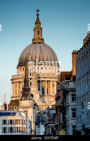 Suchen Sie Fleet Street Richtung St. Pauls Kathedrale, City of London, London, England UK Stockfoto