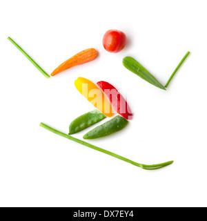 Obst und Gemüse in Form von Slalom Ski bergab schieben. Stockfoto