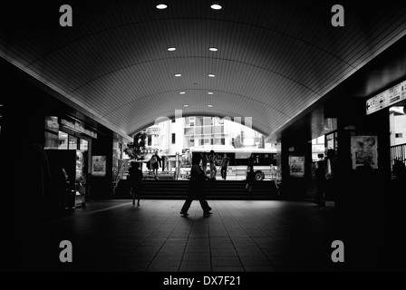 Pendler auf Kyodo Station, Tokyo, Japan Stockfoto