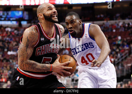 Chicago Bulls weiter Carlos Boozer (5) Laufwerke in den Korb mit Philadelphia 76ers Jarvis Varnado (40) Verteidigung während der NBA-Spiel zwischen den Chicago Bulls und die Philadelphia 76ers im Wells Fargo Center in Philadelphia, Pennsylvania weiterleiten. Die Bulls gewann 102-94. Christopher Szagola/Cal-Sport-Medien Stockfoto