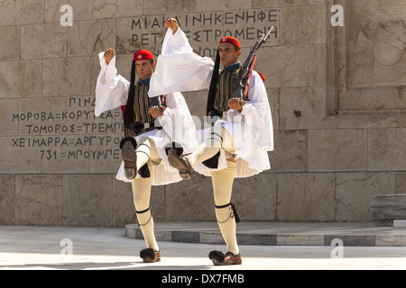 Griechische Soldaten, Evzonen, marschieren neben Grab des unbekannten Soldaten außerhalb Parlamentsgebäude, Athen, Griechenland Stockfoto