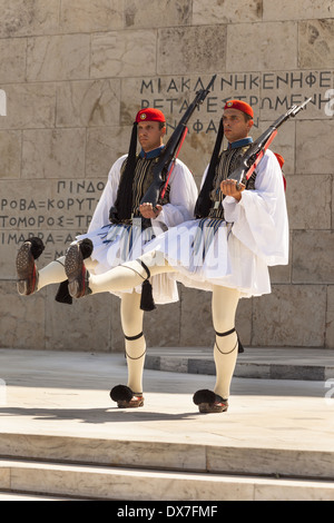 Griechische Soldaten, Evzonen, marschieren neben Grab des unbekannten Soldaten außerhalb Parlamentsgebäude, Athen, Griechenland Stockfoto