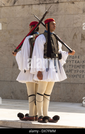 Griechische Soldaten, Evzones neben Grab des unbekannten Soldaten außerhalb Parlamentsgebäude, Athen, Griechenland Stockfoto