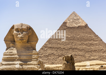 Die große Sphinx und Pyramide des Chephren, auch bekannt als Pyramide des Chephren, Gizeh, Kairo, Ägypten Stockfoto