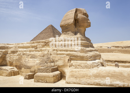 Große Sphinx und Pyramiden von Gizeh, auch bekannt als Pyramide von Khufu und Pyramide von Cheops, Gizeh, Kairo, Ägypten Stockfoto