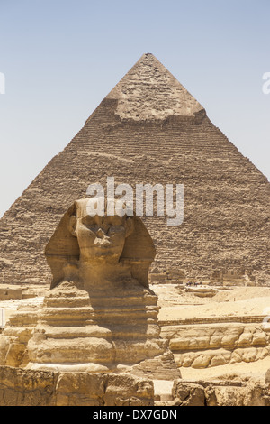 Die große Sphinx und Pyramide des Chephren, auch bekannt als Pyramide des Chephren, Gizeh, Kairo, Ägypten Stockfoto