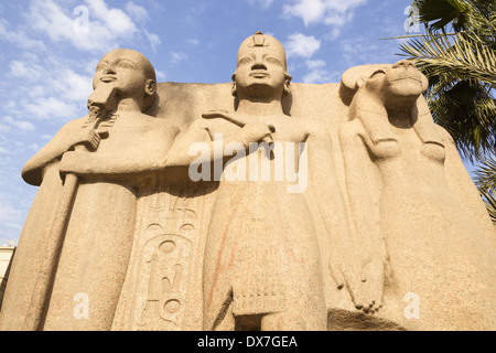 Statue vor dem ägyptischen Museum, auch bekannt als Museum für ägyptische Altertümer und Museum von Kairo, Kairo, Ägypten Stockfoto