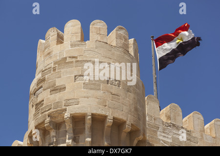 Ein Turm der Zitadelle von Qaitbay, auch bekannt als Fort Qaitbay, Alexandria, Ägypten Stockfoto