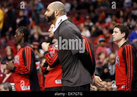 Chicago Bulls forward Carlos Boozer (5) blickt auf mit der Bulls-Bank in der NBA-Spiel zwischen den Chicago Bulls und die Philadelphia 76ers im Wells Fargo Center in Philadelphia, Pennsylvania. Die Bulls gewann 102-94. Christopher Szagola/Cal-Sport-Medien Stockfoto