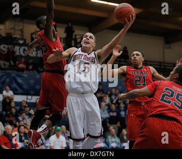 Moraga, Kalifornien, USA. 18. März 2014. 18. März 2014 - Moraga, Kalifornien USA - Saint Mary F # 15 Beau Levesque fahren auf den Reifen zwischen zwei Spielern in Utah # 55 Delon Wright, # 21 Jordan Loverige und # 25 Kenneth Ogbe und Gäste während der NCAA Männer Basketball-Spiel zwischen Utah Runnin Utes und heiliges Marys Gaels70-53 gewinnen McKeon Pavillon, Moraga Calif © Csm/Alamy Live-Nachrichten Stockfoto