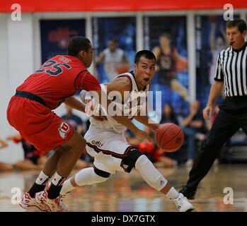 Moraga, Kalifornien, USA. 18. März 2014. 18. März 2014 - Moraga, CA U.S - Saint Mary's G # 14 Stephen Holt am Mitte Hof fahren auf den Reifen als Utah # 25 Kenneth Ogbe und während der NCAA Männer Basketball-Spiel zwischen Utah Runnin Utes und heiliges Marys Gaels 70-58-Sieg bei McKeon Pavillon, Moraga Calif © Csm/Alamy Live-Nachrichten Stockfoto