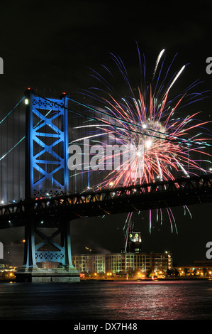 Feuerwerk über Ben Franklin Bridge und dem Delaware Fluß zwischen Camden, New Jersey und Philadelphia, Pennsylvania. Stockfoto