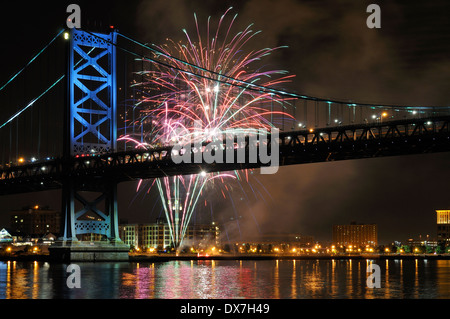 Feuerwerk über Ben Franklin Bridge und dem Delaware Fluß zwischen Camden, New Jersey und Philadelphia, Pennsylvania. Stockfoto