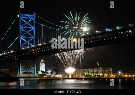 Feuerwerk über Ben Franklin Bridge und dem Delaware Fluß zwischen Camden, New Jersey und Philadelphia, Pennsylvania. Stockfoto