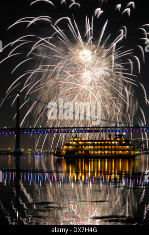 Silvester Silvesterfeuerwerk über die Benjamin Franklin Bridge und dem Delaware Fluß zwischen Philadelphia, Pennsylvania und Camden, Stockfoto