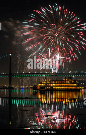 Silvester Silvesterfeuerwerk über die Benjamin Franklin Bridge und dem Delaware Fluß zwischen Philadelphia, Pennsylvania und Camden, Stockfoto